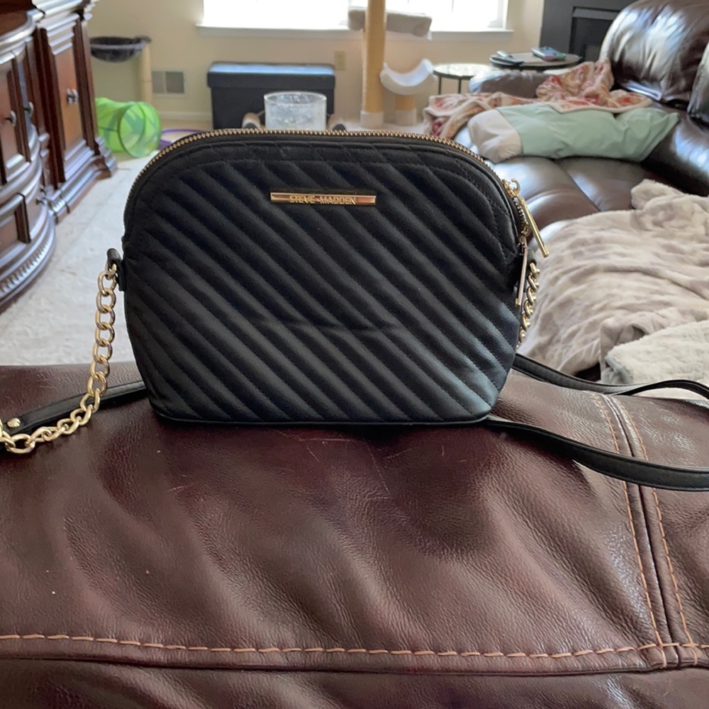 crossybody steve madden with gold chain strap.